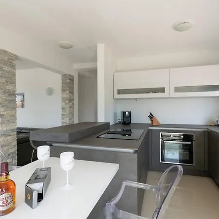 וילה Villa Sunsea With Pool Near Pula וודניאן